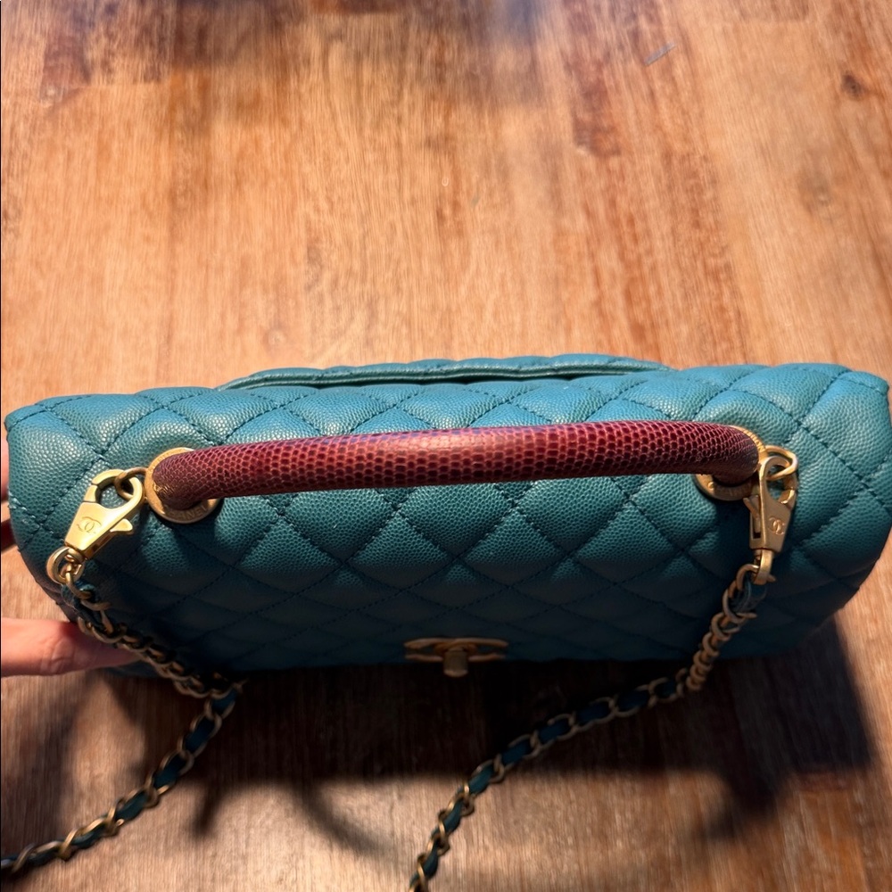 Chic Green Quilted Handbag - Picture 3 of 12